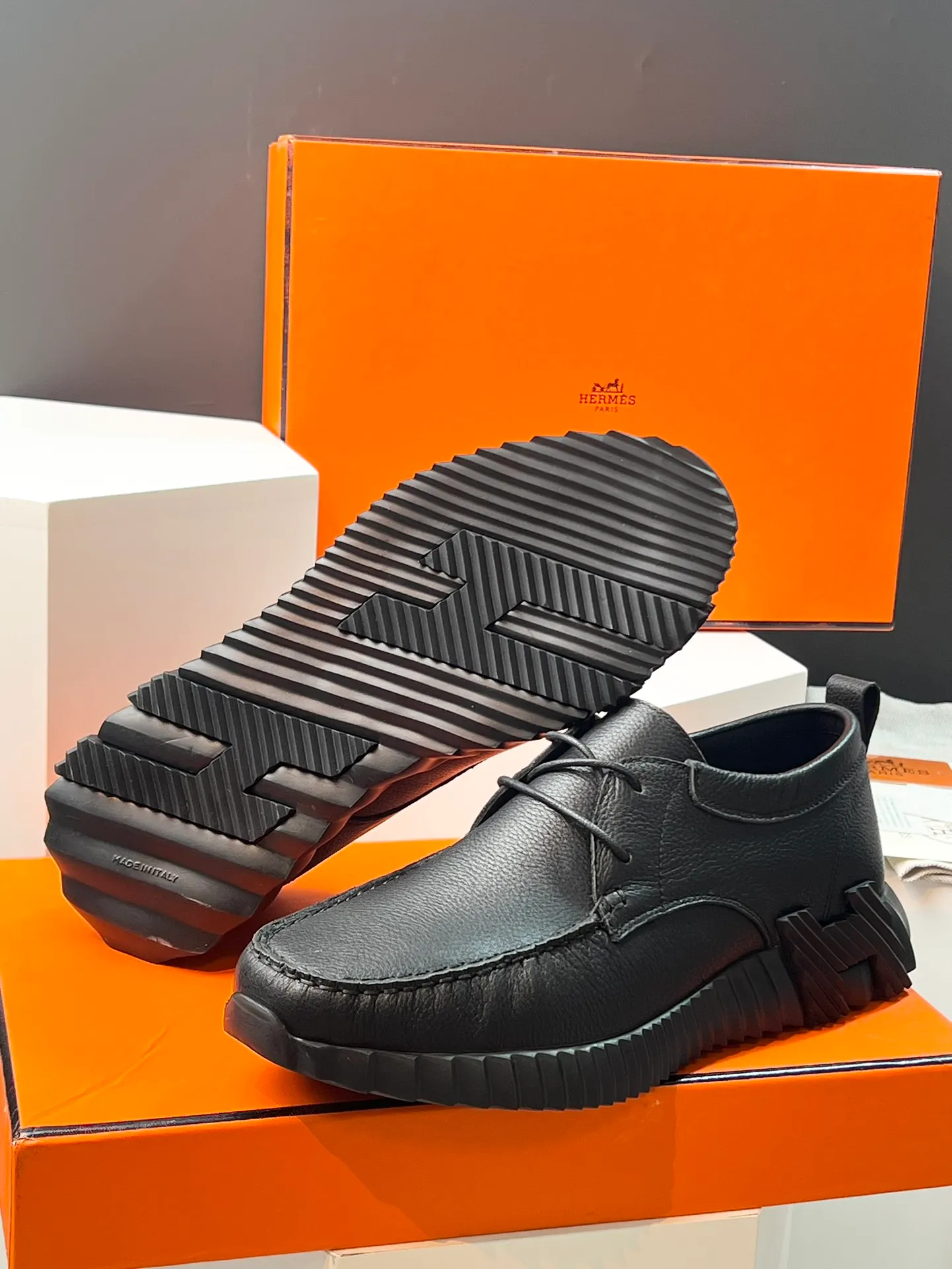 PP660【Hermes】fe new arrival~New Bouncing sneakers are the most comfortable shoes from Hermès. They are extremely light on the feet and look great. You won’t feel tired even when you go shopping and running around👍. They are light and comfortable. They are extremely light. They are perfect for both sports and leisure. They feel great when you step on them! It’s up to you to choose, there’s always what you want~ ✔️Fabric: Imported first-layer cowhide ✔️Inner lining: Imported water-dyed cowhide ✔️Outsole: Seamless combination of IP+TPU (multi-color letters) German technology irradiation machine ✔️Code number: Male 38-44 (45 customized)